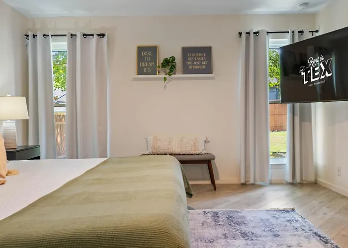 Guest Favorite W Free Parking In Round Rock! Holiday home *