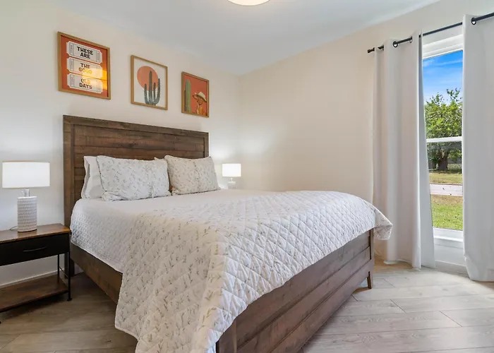 Guest Favorite W Free Parking In Round Rock! Holiday home Round Rock