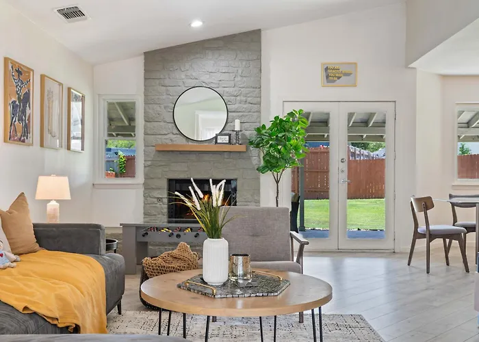 Guest Favorite W Free Parking In Round Rock! Holiday home Round Rock