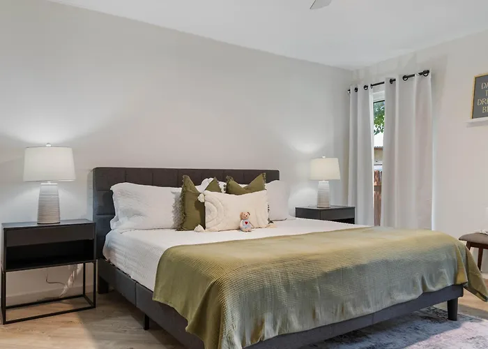 Guest Favorite W Free Parking In Round Rock! Holiday home *